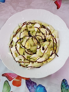 Una foto de Ensalada de pepino y queso fresco