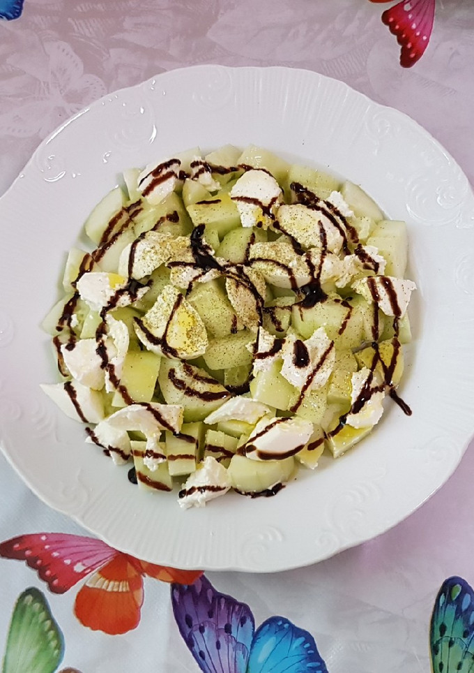 Una foto de Ensalada de pepino y queso fresco