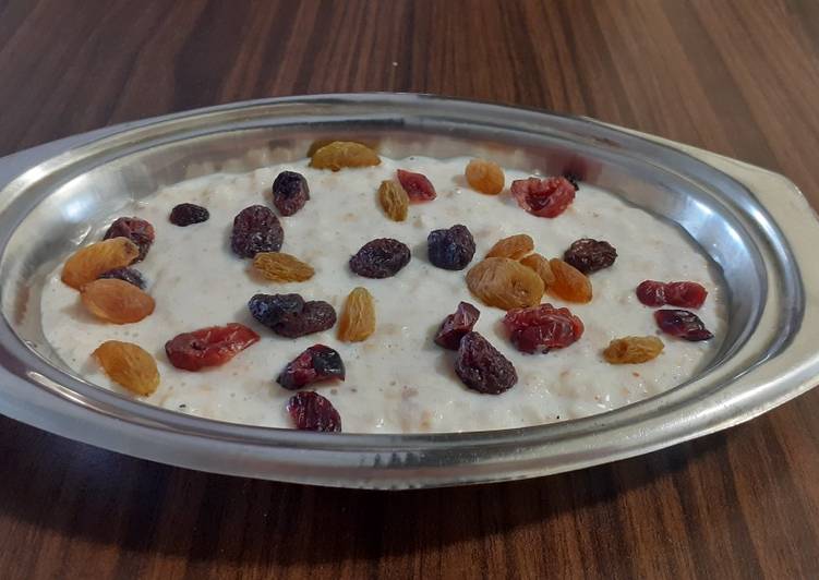 Oatmeal porridge topped with berries and raisins