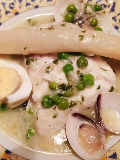 Una foto de Merluza en salsa verde con espárragos, almejas y huevo duro