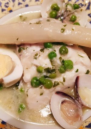 Una foto de Merluza en salsa verde con espárragos, almejas y huevo duro