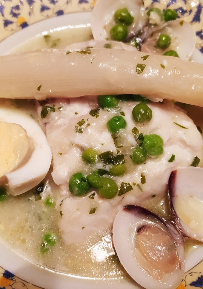 Una foto de Merluza en salsa verde con espárragos, almejas y huevo duro