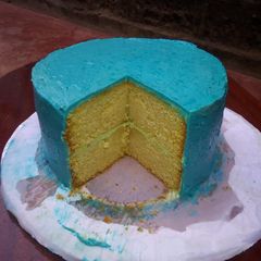 Vanilla cake topped with buttercream A picture of Vanilla cake topped with buttercream.