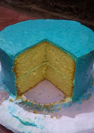 A picture of Vanilla cake topped with buttercream.
