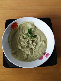 Una foto de Hummus de perejil y albahaca