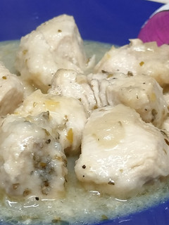 Una foto de Pechuga de pollo al limón con vino blanco