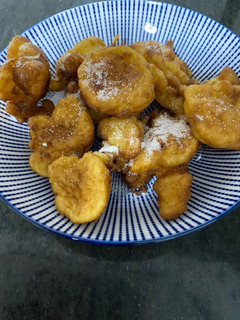 Una foto de Buñuelos de manzana 🍎