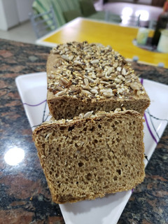 Una foto de Esponjoso pan integral con semillas