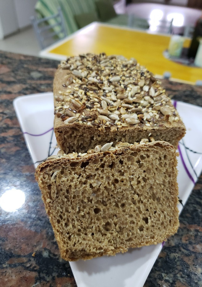 Una foto de Esponjoso pan integral con semillas