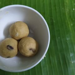 Besan ladoos A picture of Besan ladoos.