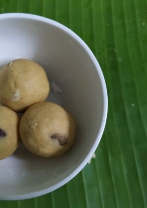 A picture of Besan ladoos.