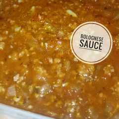 A picture of Bolognese sauce (untuk pizza atau pasta).