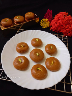 કેસર પેંડા(Kesar Peda Recipe In Gujarati) રેસીપી મુખ્ય ફોટો