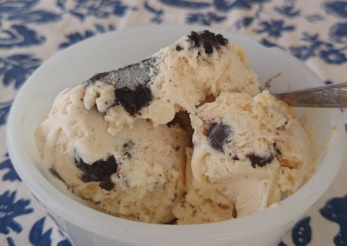 Homemade oreo and cheesecake ice cream