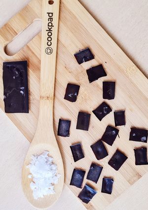 Una foto de Chocolatines caseros con sal marina en escamas 🍫 🌊