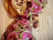 Una foto de tartar de carne