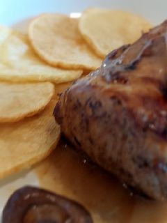 Una foto de Solomillo de 🐖 cerdo con salsa de hongos