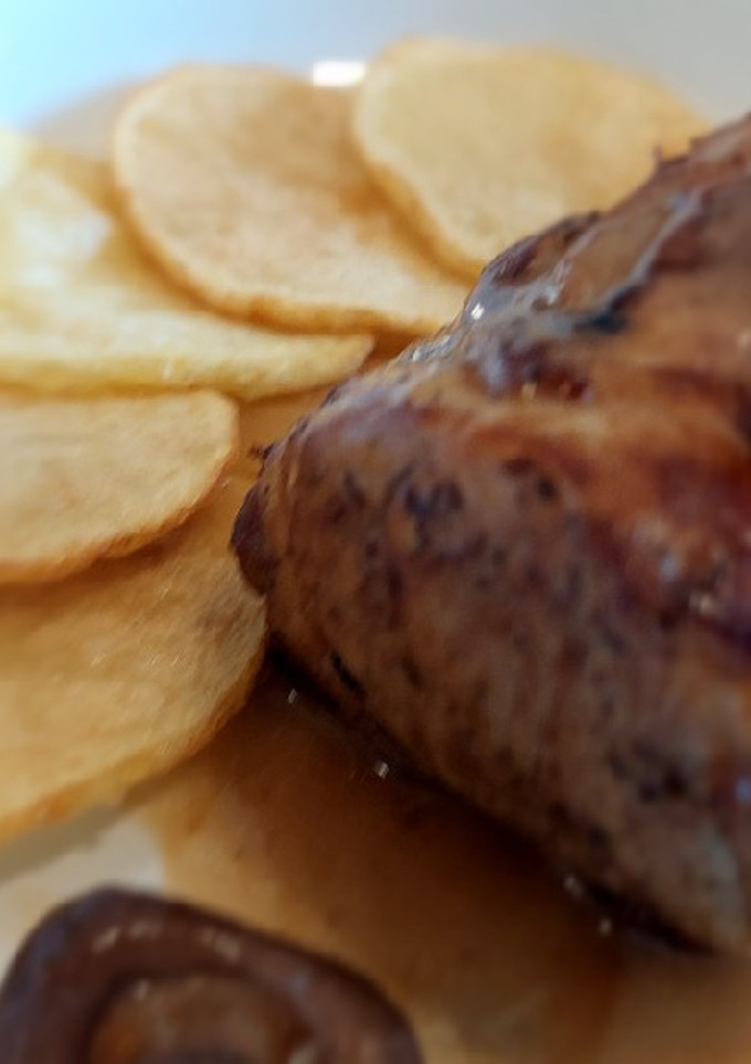 Una foto de Solomillo de 🐖 cerdo con salsa de hongos