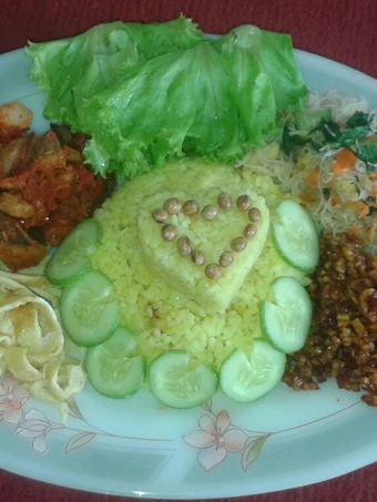 Langkah Mudah untuk Membikin Resep  Nasi Kuning Praktis (Ricecooker) yang Bikin Ngiler, Enak