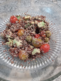 Una foto de ENSALADA DE QUINOA con AGUACATE 🥑 Y ATÚN 🐟