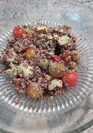 Una foto de ENSALADA DE QUINOA con AGUACATE 🥑 Y ATÚN 🐟