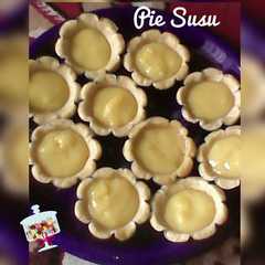 A picture of Pie Susu Lumer di mulut.
