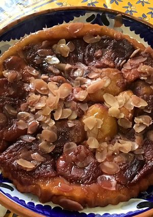 Une photo de Tarte renversée aux pêches de vigne et amandes
