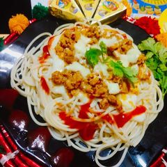 A picture of Spaghetti_with_spicy_mince and #white_sauce.