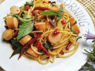 สปาเก็ตตี้ผัดพริกแห้งใบโหระพา