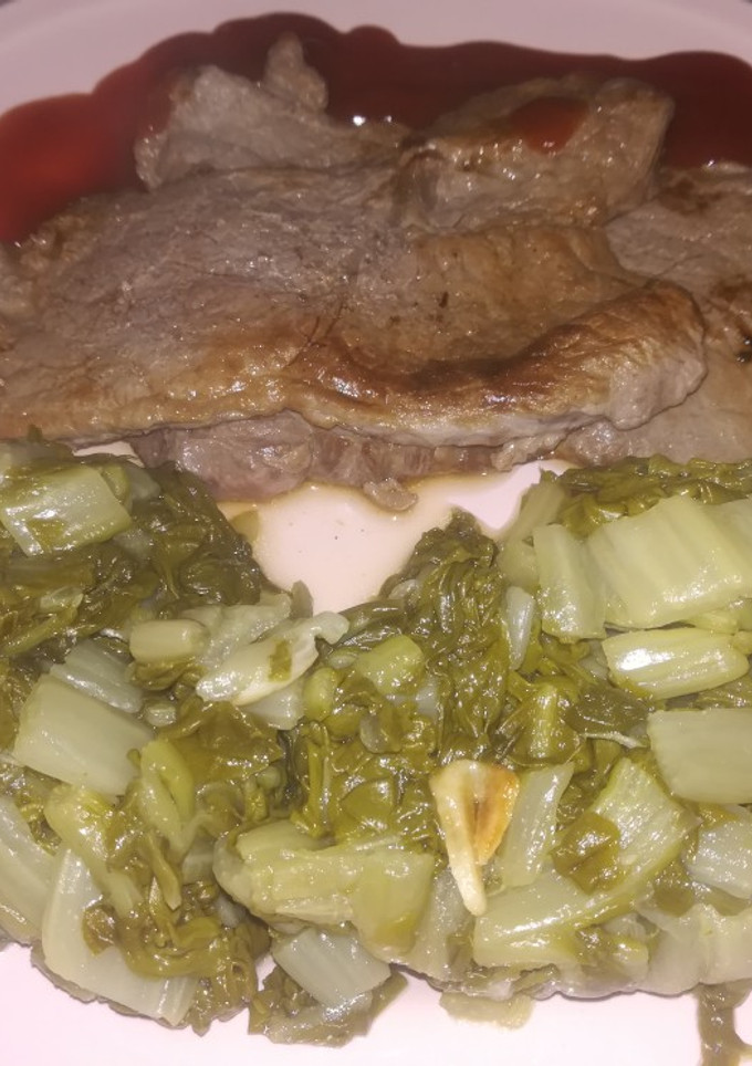 Una foto de Filetes de ternera blanca y acelgas