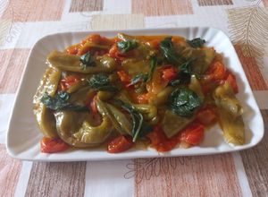 Foto di Friggitelli in padella con pomodorini datterini