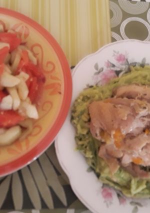 Una foto de Fideos de zapallito italiano en pesto de palta y albahaca