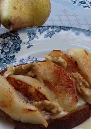 Une photo de Tartine camembert poire