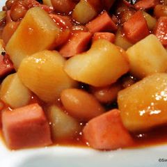 A picture of Potato with baked beans.