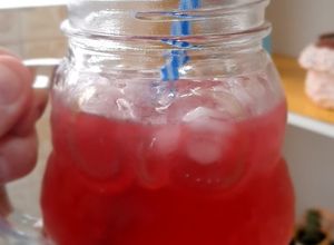 Foto de Limonada com flor de hibisco
