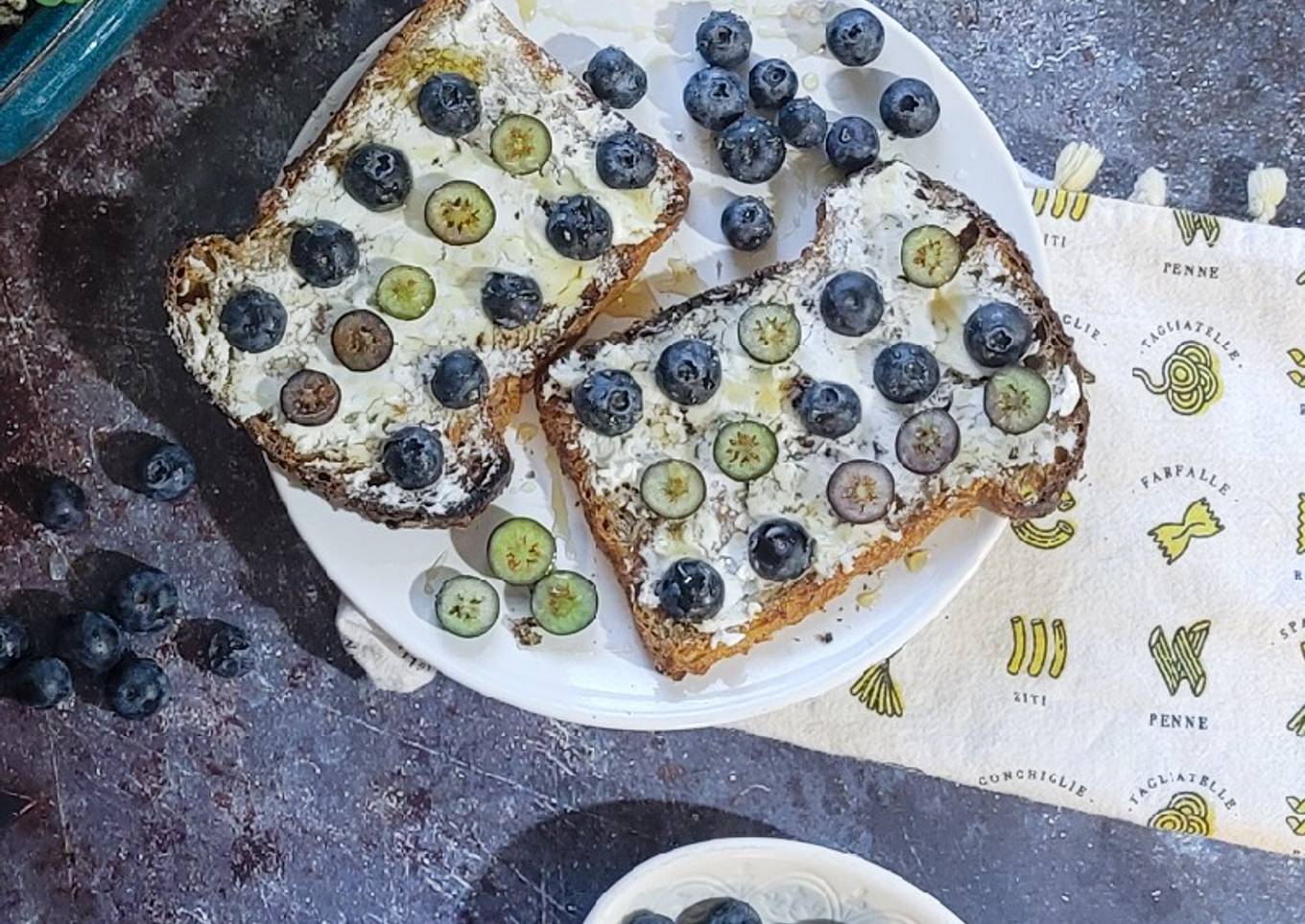 Quick fry with goat cheese, honey and blueberries