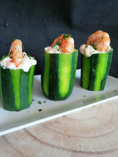 Una foto de Troncos de calabacín rellenos de atún y langostinos