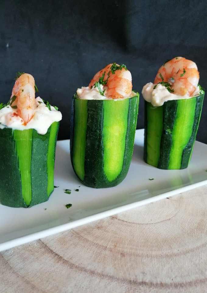 Una foto de Troncos de calabacín rellenos de atún y langostinos
