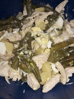 Una foto de Ensalada de pechuga, papá, chauchas, huevo duro