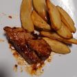 Pechito de cerdo a la barbacoa con papas cuña