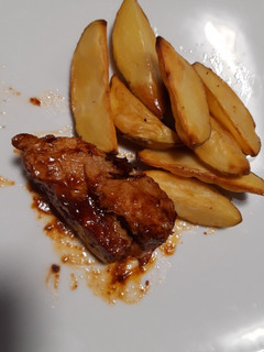 Una foto de Pechito de cerdo a la barbacoa con papas cuña