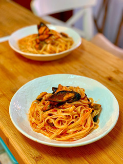 Una foto de Tallarines con salsa picante de mejillones