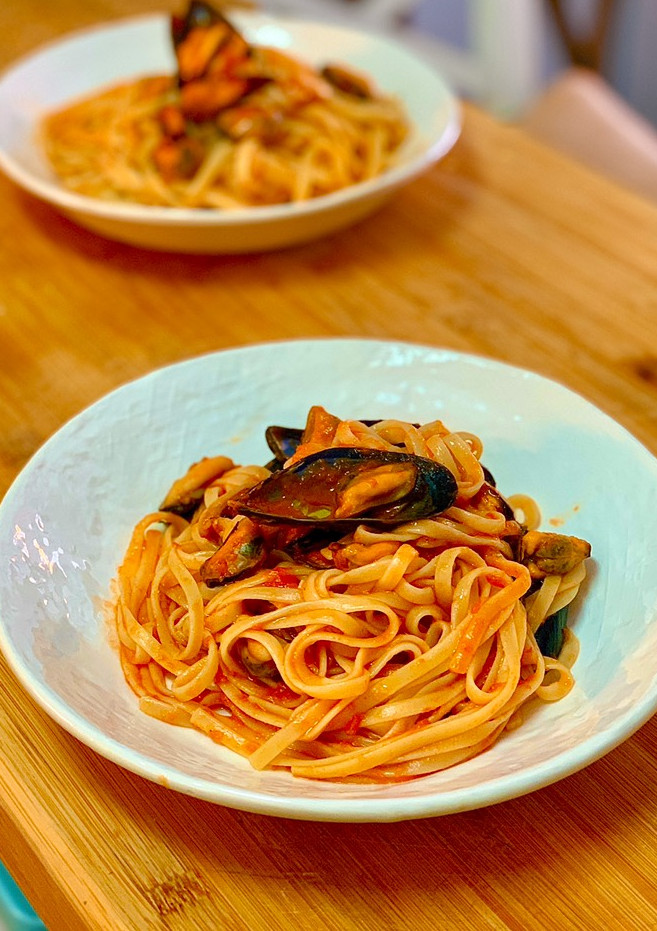Una foto de Tallarines con salsa picante de mejillones
