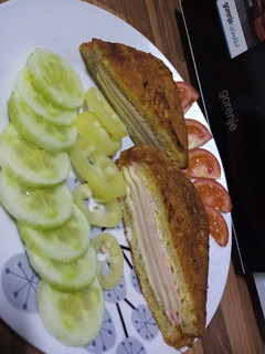 Sajttal, sonkával töltött bundáskenyér recept fotója