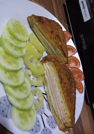 Sajttal, sonkával töltött bundáskenyér recept fotója