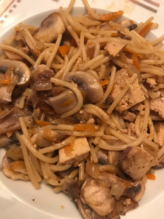 Una foto de Fideos con champiñón y tofu