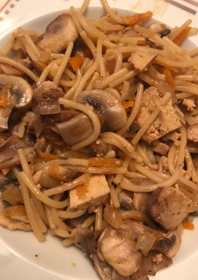 Una foto de Fideos con champiñón y tofu