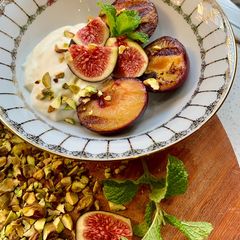 A picture of Sihle’s Grilled Plums with coconut yoghurt.