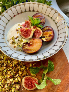 A picture of Sihle’s Grilled Plums with coconut yoghurt.