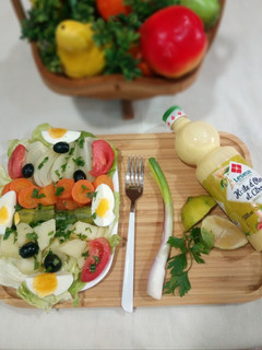 صورة لوصفة سلطة مشكلة بالخضر مفورة 🥕🍅🥚